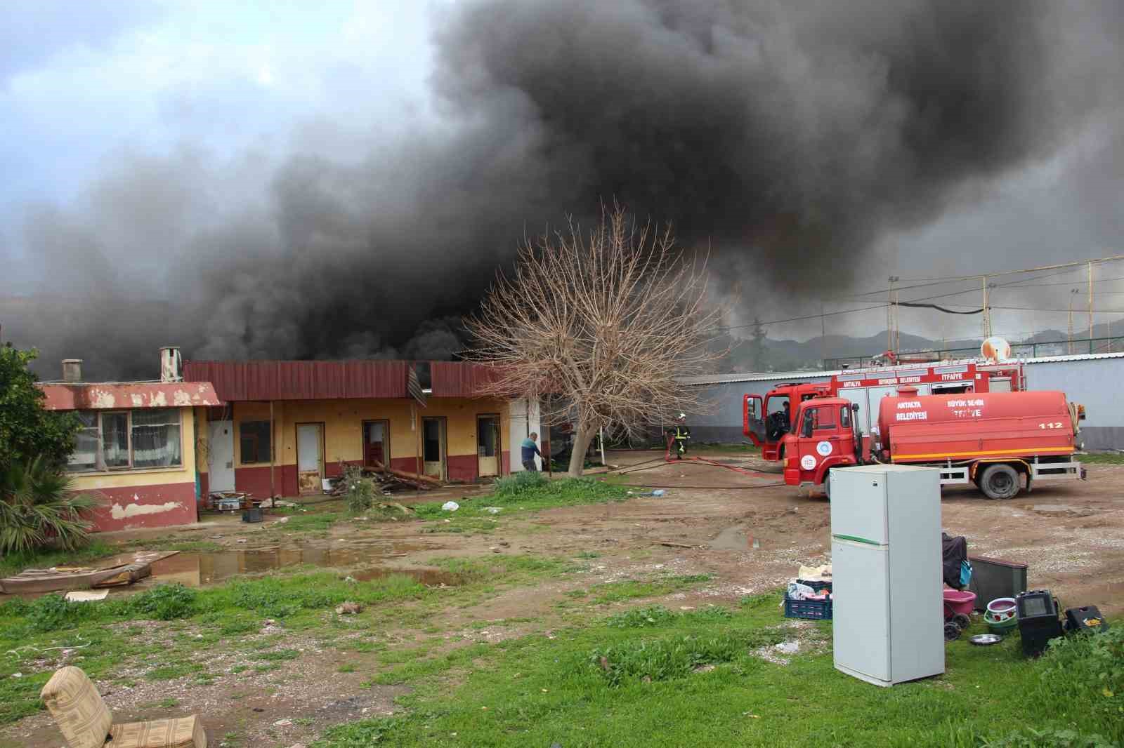 Antalya’da ekmek fırını olarak kullanılan müstakil yapı alev alev yandı
