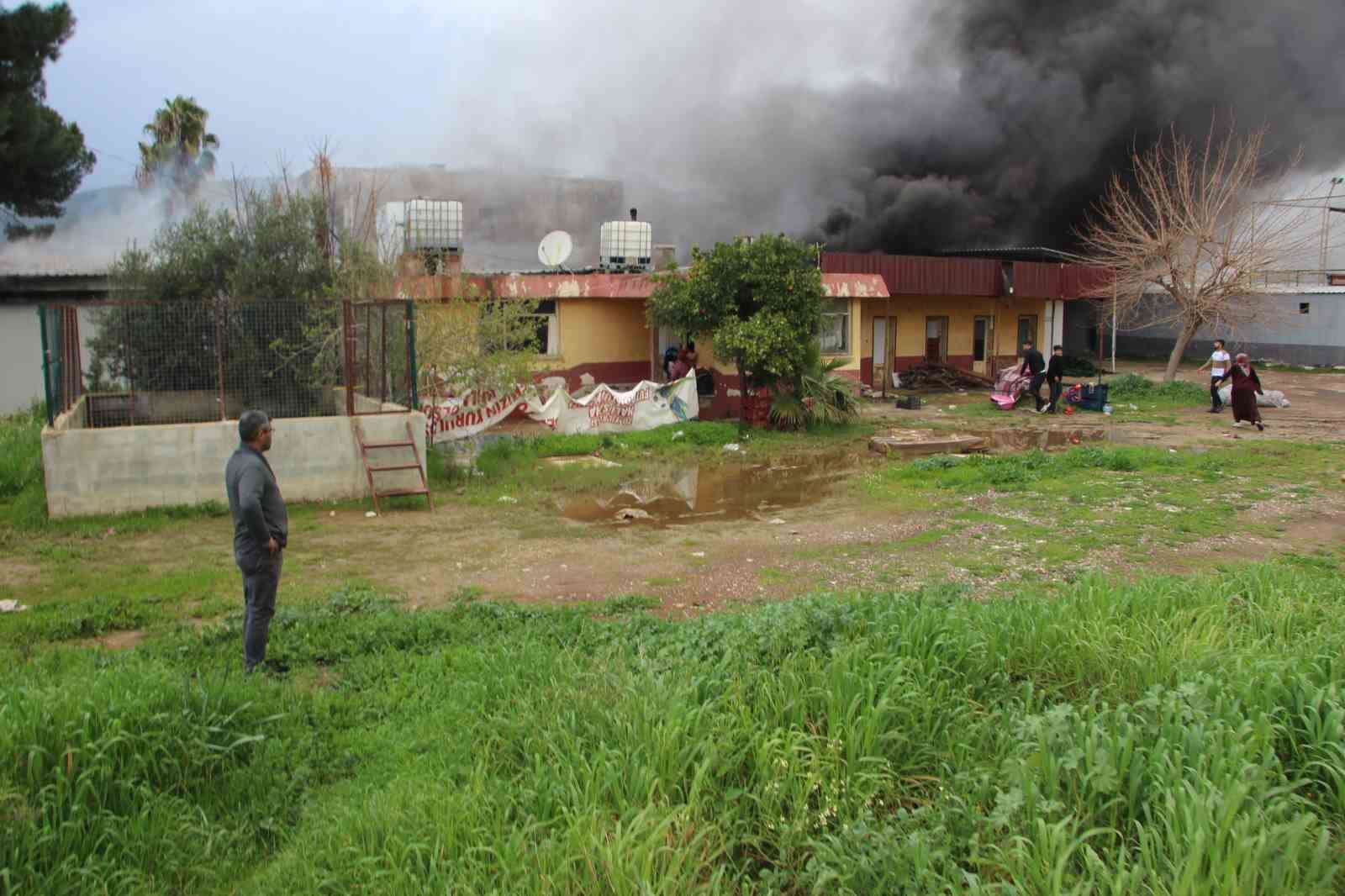Antalya’da ekmek fırını olarak kullanılan müstakil yapı alev alev yandı
