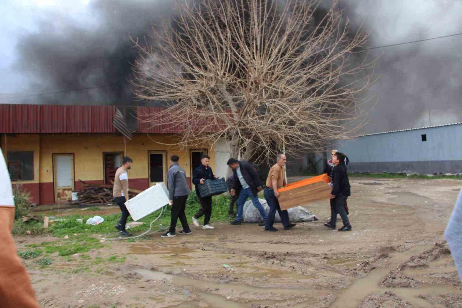 Antalya’da ekmek fırını olarak kullanılan müstakil yapı alev alev yandı
