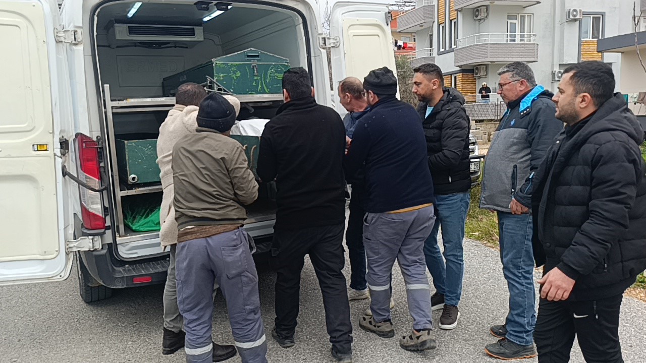 Antalya’da evinde karnından vurulmuş halde ölü bulundu
Antalya’da evinde karnından vurulmuş halde ölü bulundu