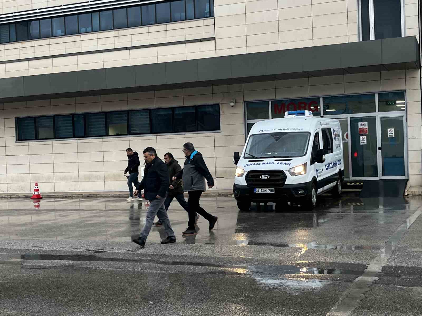 Antalya’da evinde silahla vurulmuş halde ölü bulunan kişinin cenazesi teslim alındı
Antalya’da evinde silahla vurulmuş halde ölü bulunan kişinin cenazesi teslim alındı