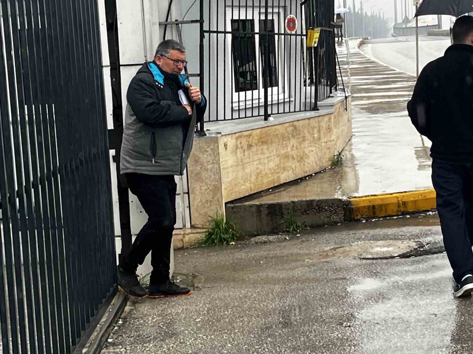 Antalya’da evinde silahla vurulmuş halde ölü bulunan kişinin cenazesi teslim alındı
Antalya’da evinde silahla vurulmuş halde ölü bulunan kişinin cenazesi teslim alındı