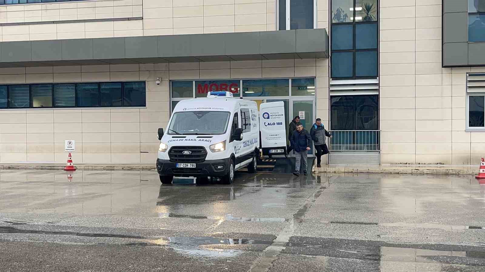 Antalya’da evinde silahla vurulmuş halde ölü bulunan kişinin cenazesi teslim alındı
Antalya’da evinde silahla vurulmuş halde ölü bulunan kişinin cenazesi teslim alındı