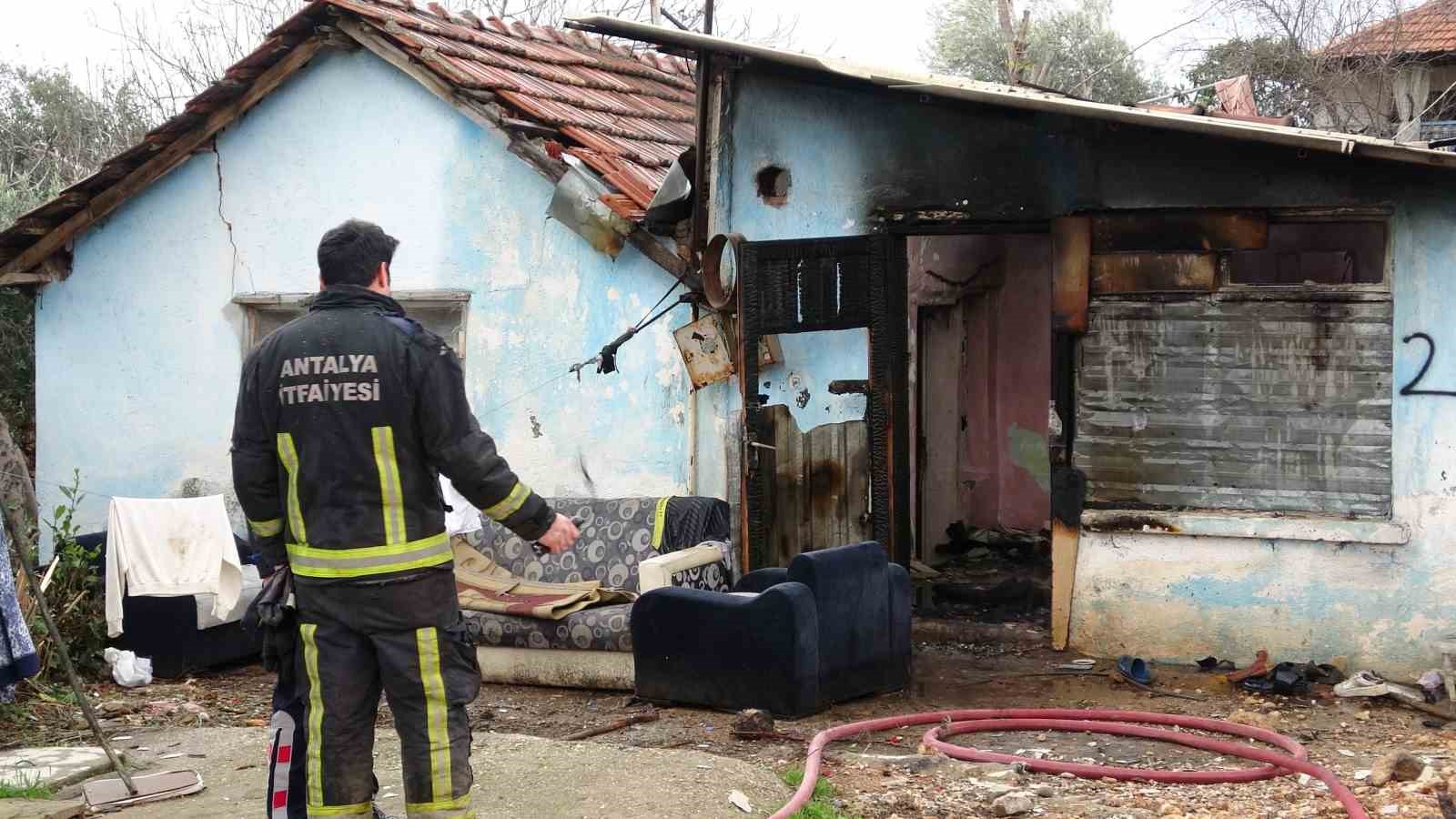 Antalya’da gecekonduda yangın
