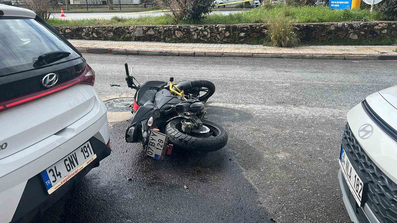 Antalya’da hafif ticari araç motosikletle çarpıştı: 1 ölü
