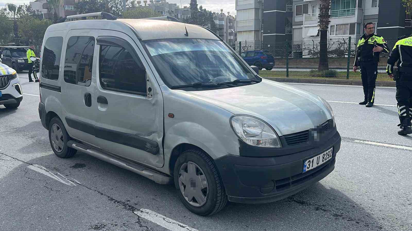 Antalya’da hafif ticari araç motosikletle çarpıştı: 1 ölü
