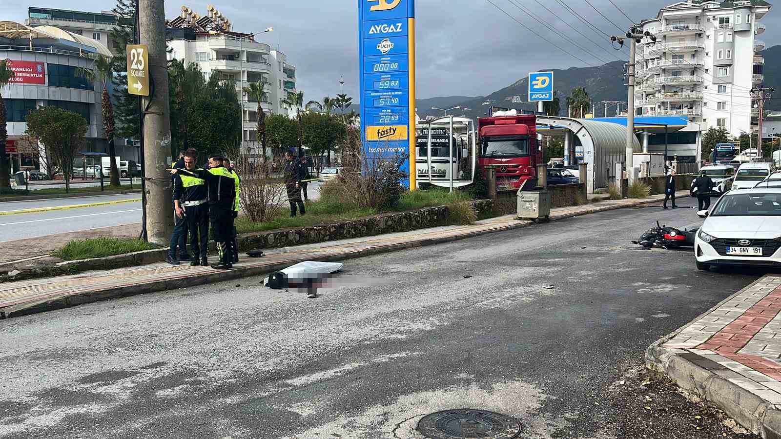 Antalya’da hafif ticari araç motosikletle çarpıştı: 1 ölü
