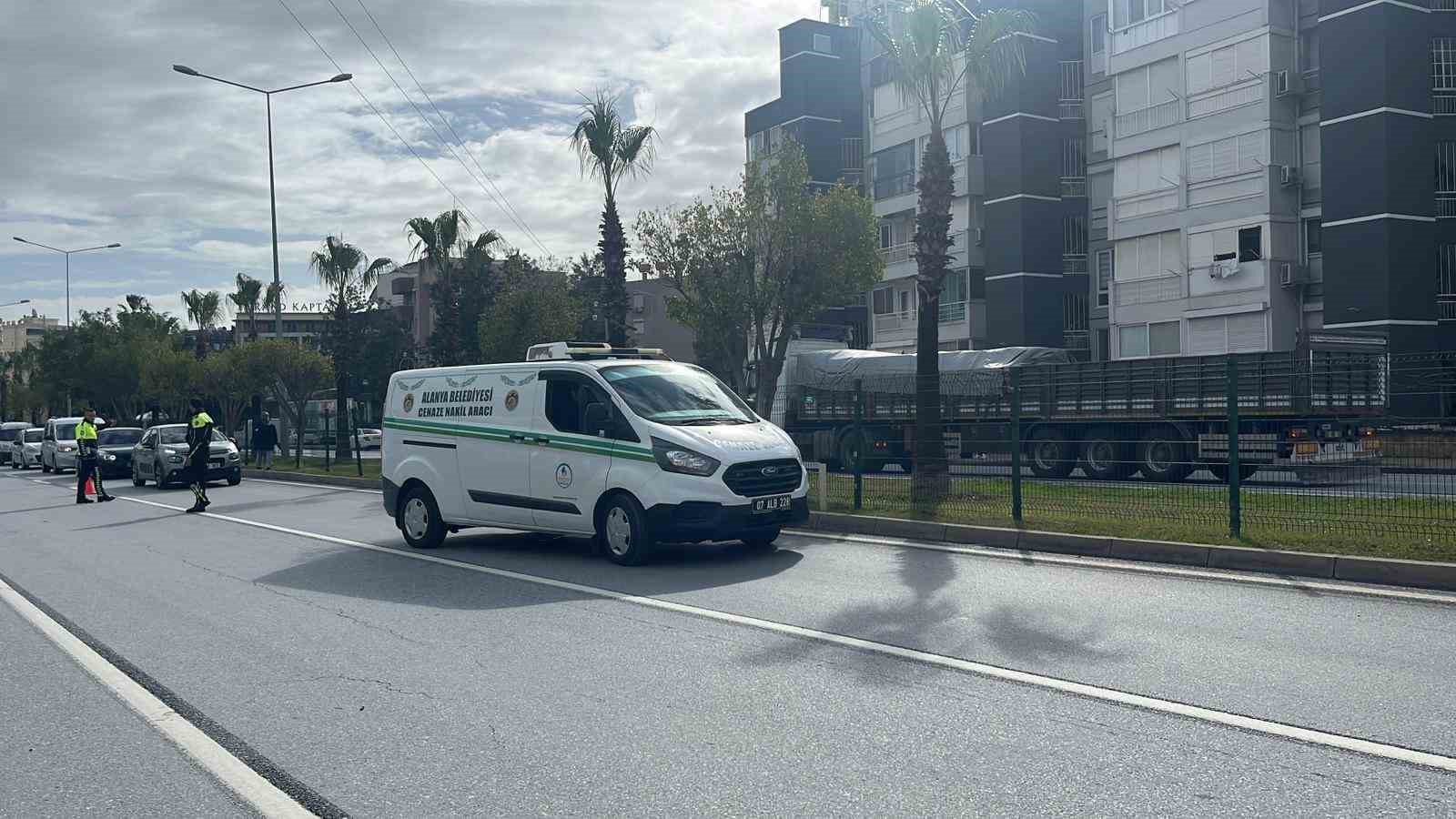 Antalya’da hafif ticari araç motosikletle çarpıştı: 1 ölü
