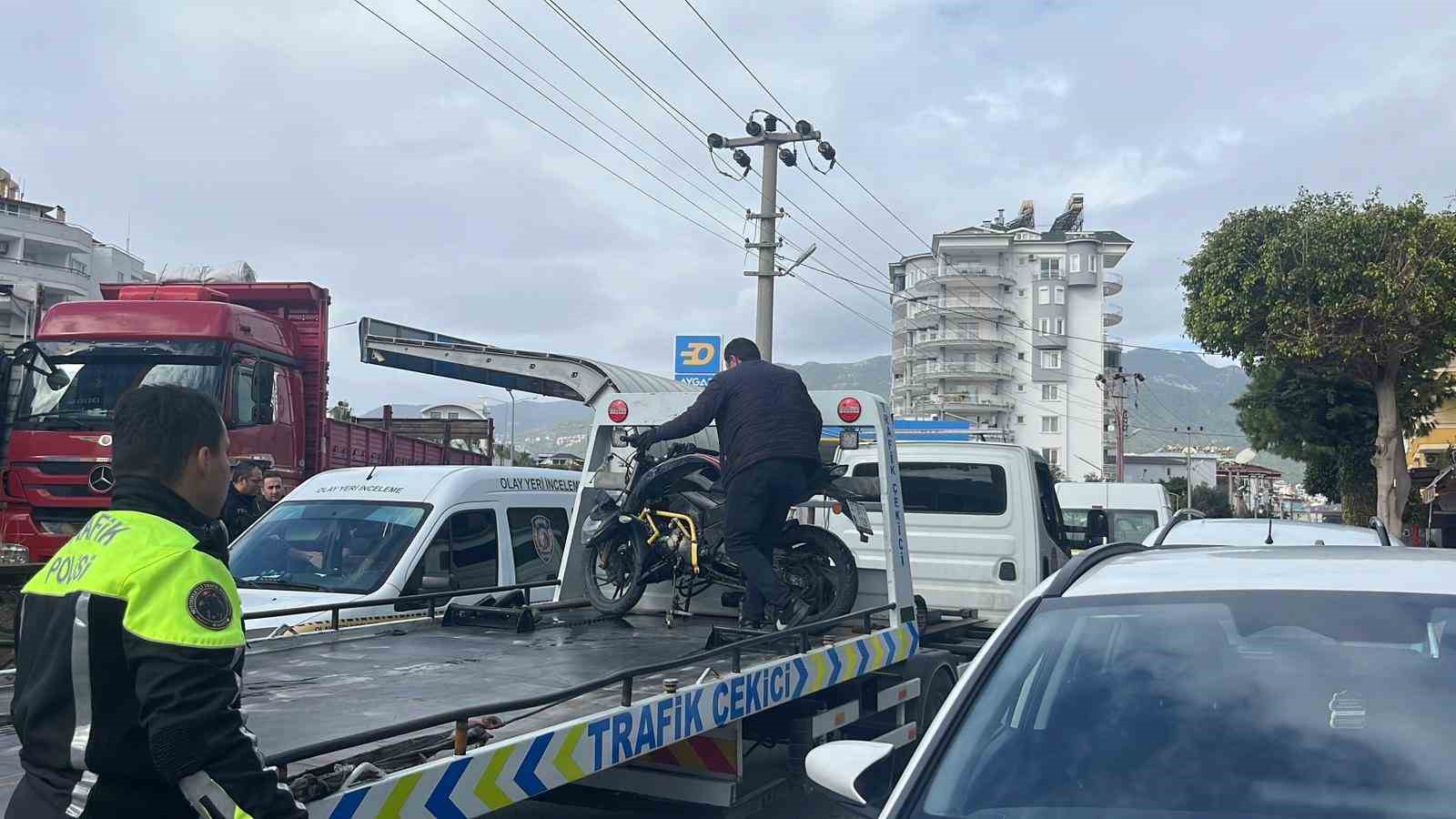 Antalya’da hafif ticari araç motosikletle çarpıştı: 1 ölü
