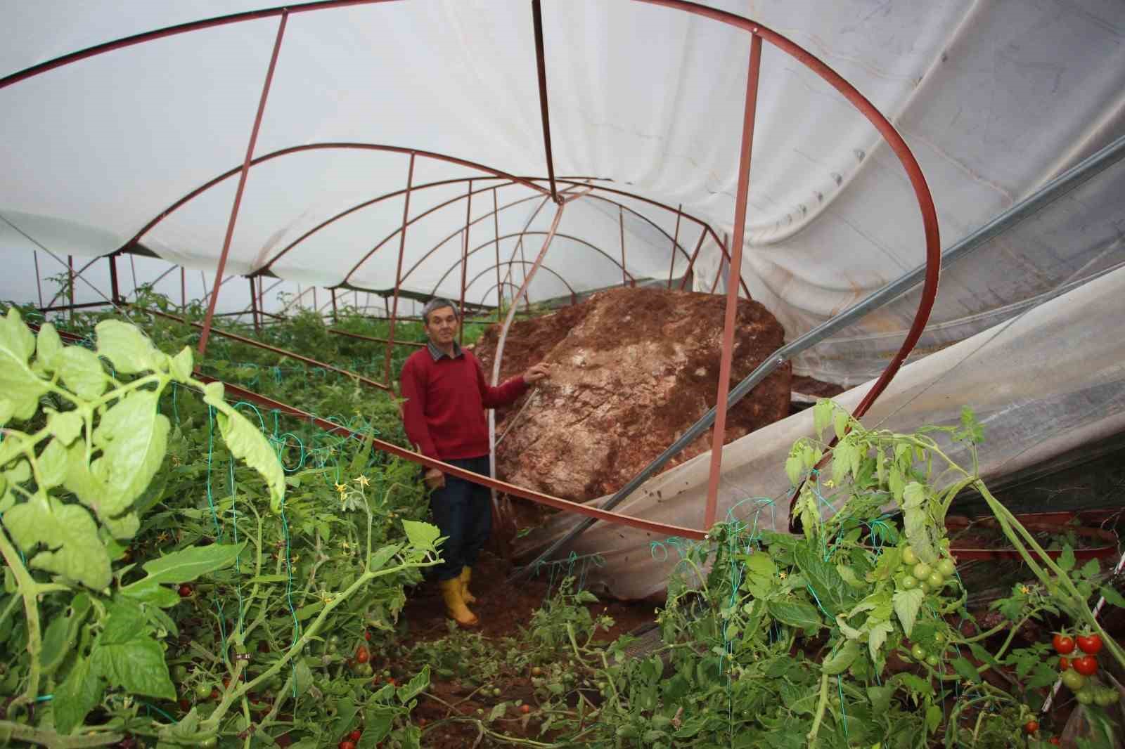 Antalya’da heyelan evlerin duvarlarını çatlattı, seralara dev kayalar düştü
