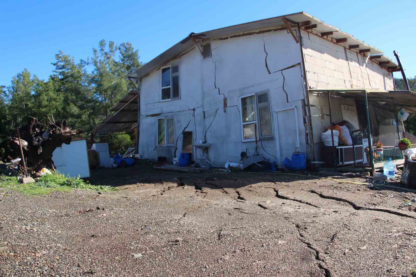 Antalya’da heyelan evlerin duvarlarını çatlattı, seralara dev kayalar düştü
