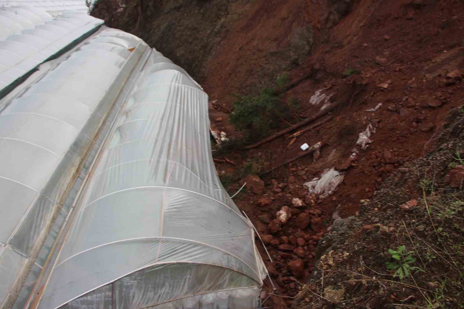 Antalya’da heyelan evlerin duvarlarını çatlattı, seralara dev kayalar düştü
