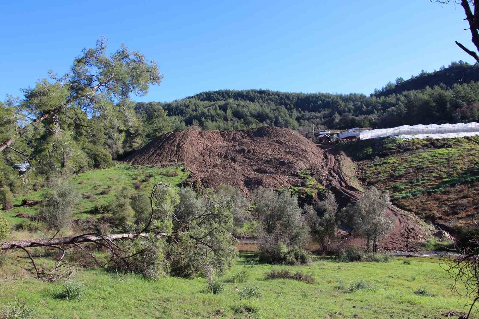 Antalya’da heyelan evlerin duvarlarını çatlattı, seralara dev kayalar düştü
