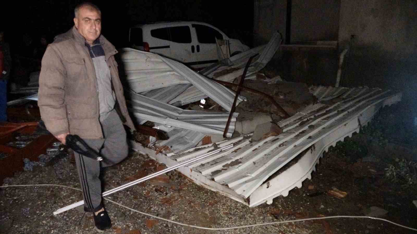 Antalya’da hortum dehşeti: Evlerin çatısı uçtu, ağaçları kökünden söktü, otomobil ters döndü

