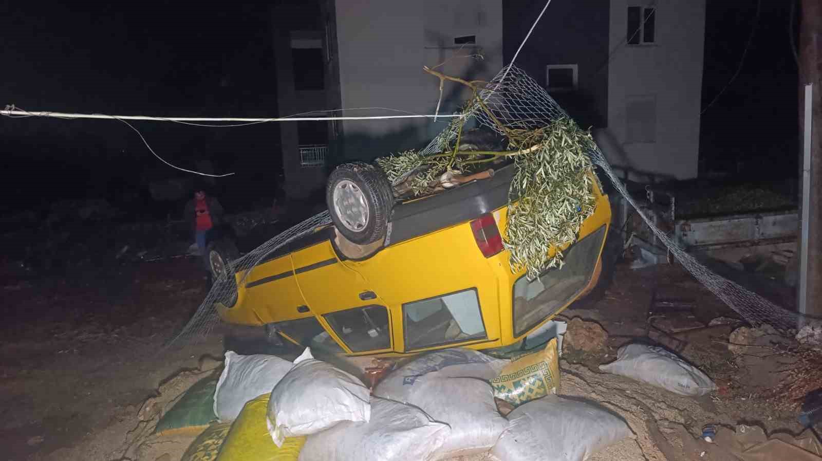 Antalya’da hortum dehşeti: Evlerin çatısı uçtu, ağaçları kökünden söktü, otomobil ters döndü
