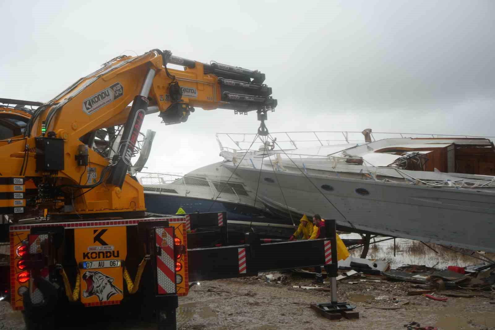 Antalya’da hortumun vurduğu tekneler vinçlerle kurtarılıyor

