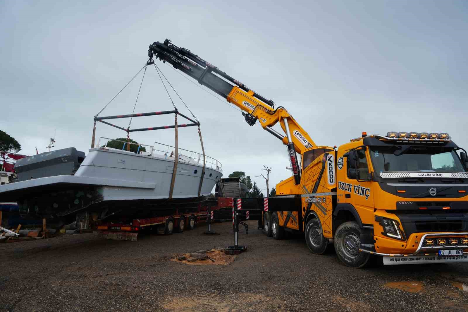 Antalya’da hortumun vurduğu tekneler vinçlerle kurtarılıyor
