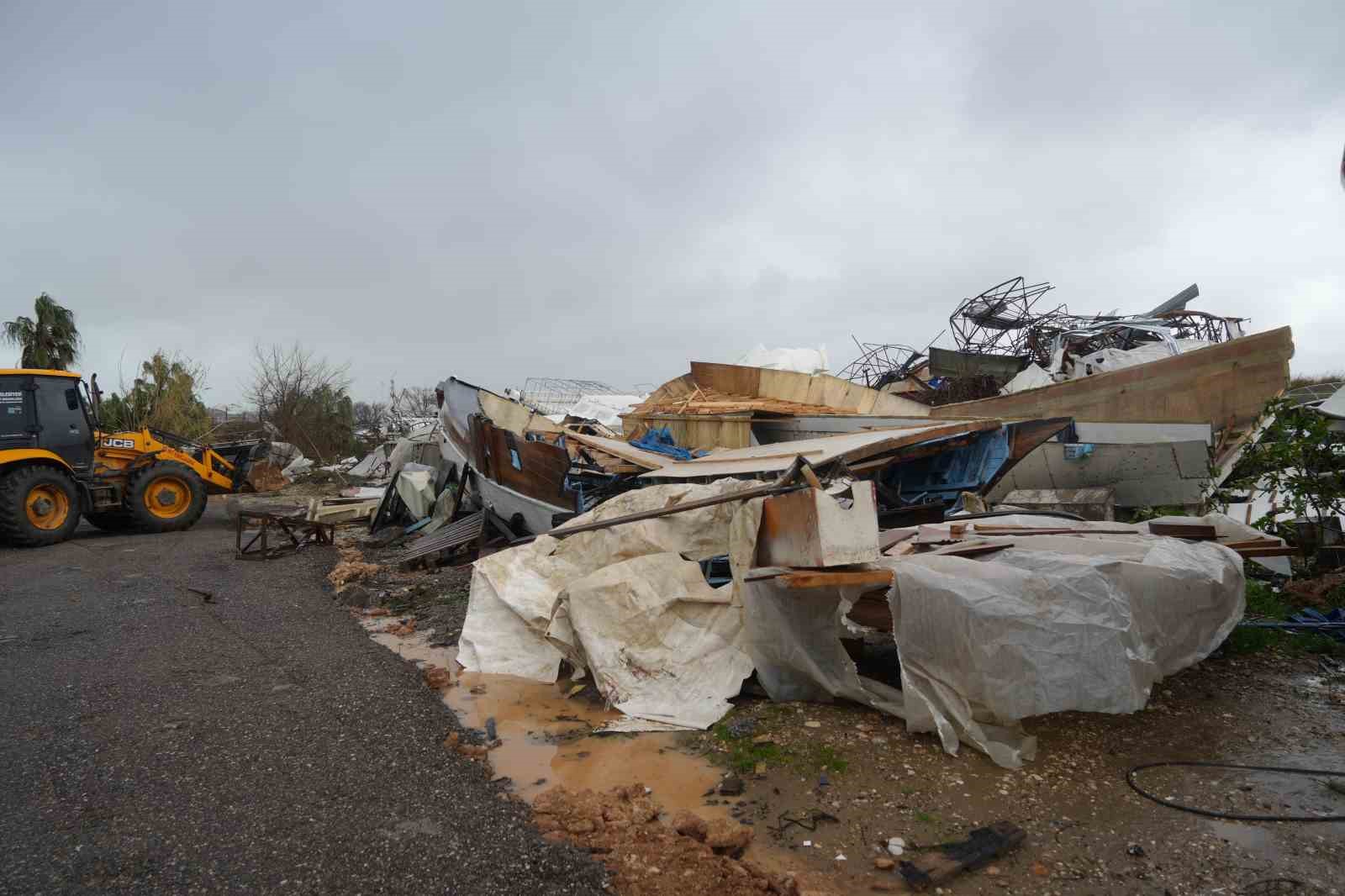 Antalya’da hortumun vurduğu tekneler vinçlerle kurtarılıyor
