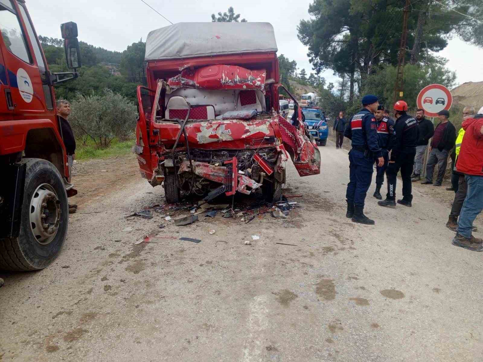Antalya’da iki kamyon çarpıştı, sıkışan sürücüyü itfaiye kurtardı
