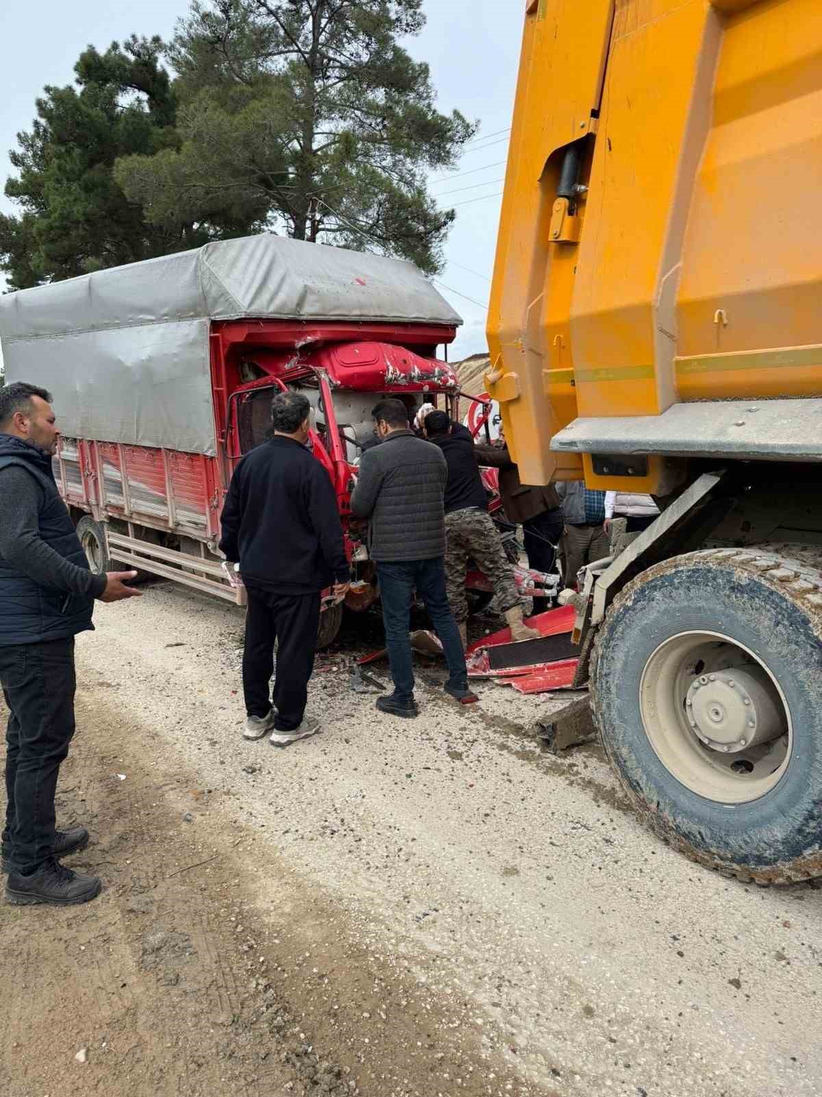 Antalya’da iki kamyon çarpıştı, sıkışan sürücüyü itfaiye kurtardı
