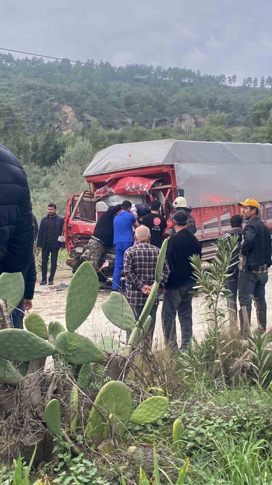 Antalya’da iki kamyon çarpıştı, sıkışan sürücüyü itfaiye kurtardı
