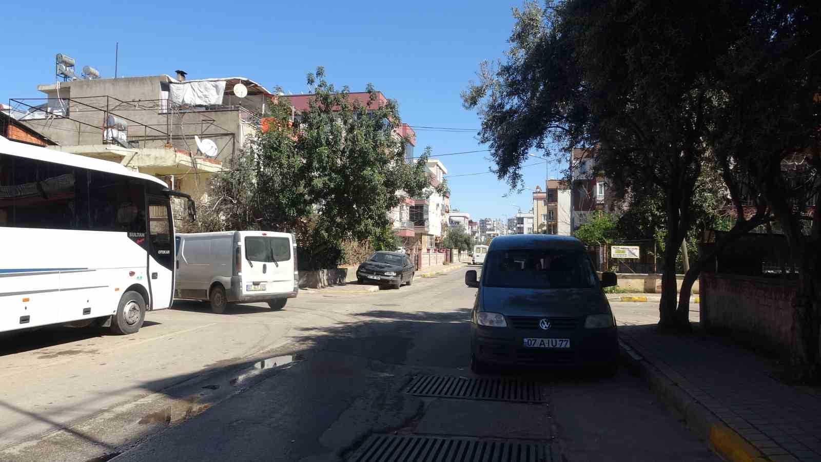 Antalya’da iki motosikletlinin yola savrulduğu kaza kameraya yansıdı, mahalleli kasis istedi
