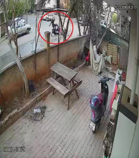 Antalya’da iki motosikletlinin yola savrulduğu kaza kameraya yansıdı, mahalleli kasis istedi
