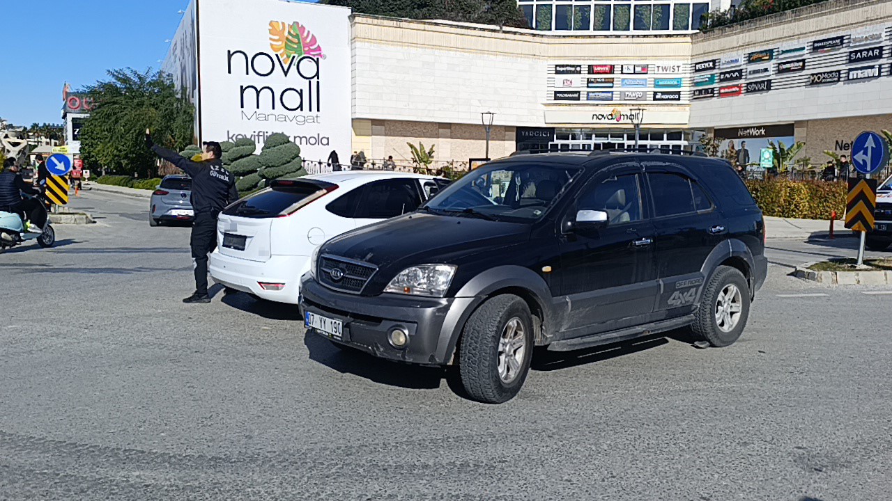 Antalya’da iki otomobilin çarpıştığı kazada aynı aileden 3 kişi yaralandı
