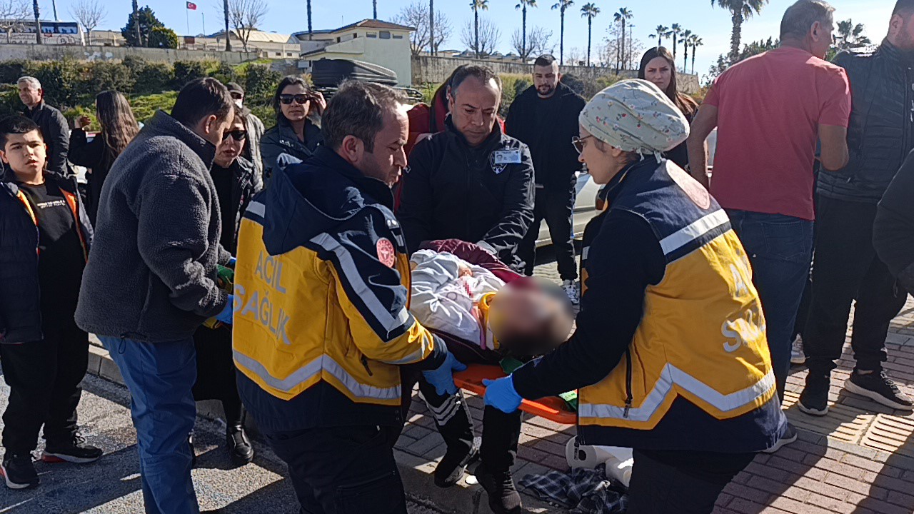 Antalya’da iki otomobilin çarpıştığı kazada aynı aileden 3 kişi yaralandı
