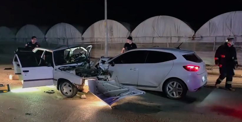 Antalya’da iki otomobilin kafa kafaya çarpıştığı kaza kamerada: 1 ölü
