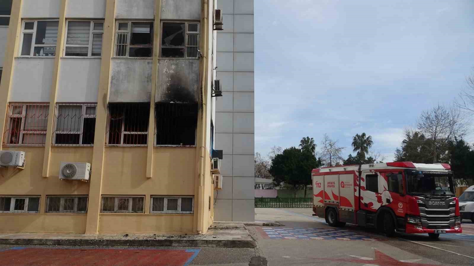 Antalya’da ilkokulda yangın çıktı: Öğrenciler tahliye edildi
