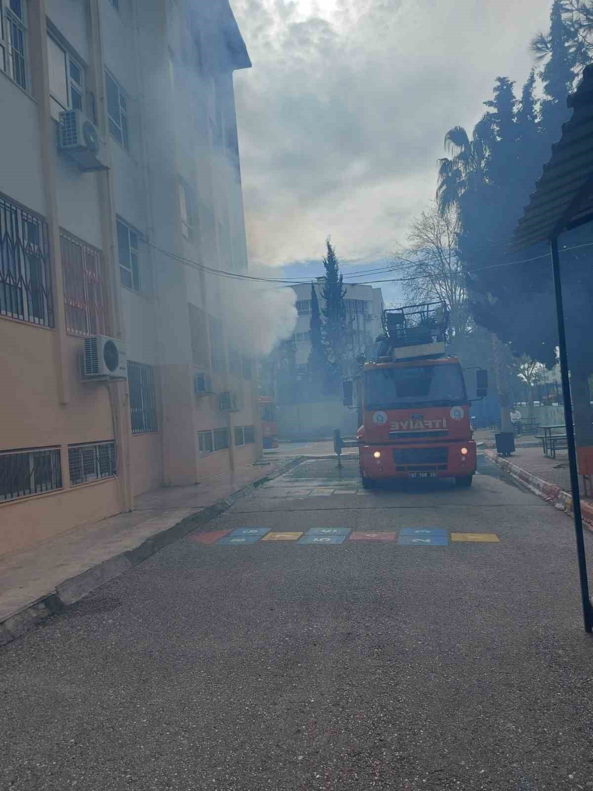 Antalya’da ilkokulda yangın çıktı: Öğrenciler tahliye edildi
