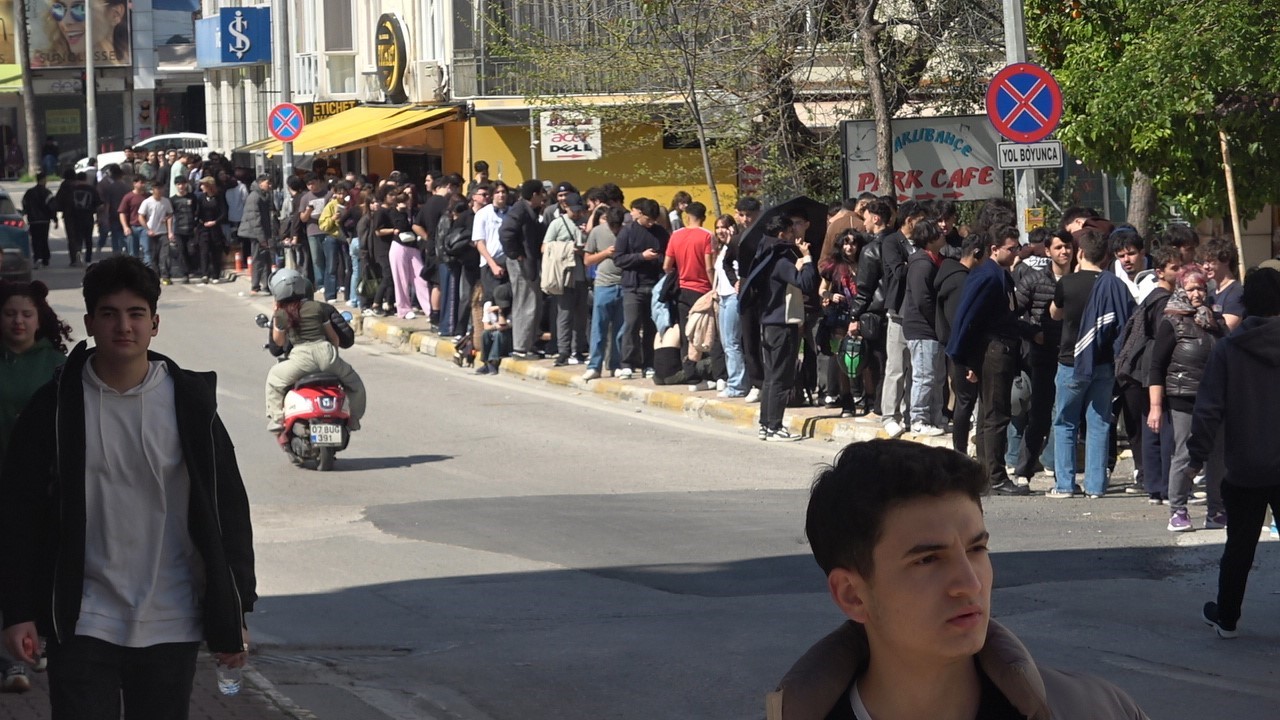 Antalya’da indirimli ikinci el giyim mağazası açılışı yoğun ilgi nedeniyle izdihama dönüştü
Antalya’da indirimli ikinci el giyim mağazası açılışı yoğun ilgi nedeniyle izdihama dönüştü