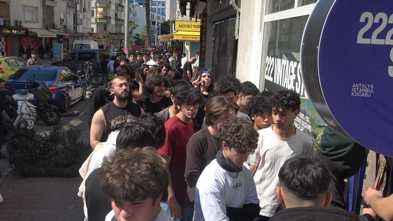 Antalya’da indirimli ikinci el giyim mağazası açılışı yoğun ilgi nedeniyle izdihama dönüştü
Antalya’da indirimli ikinci el giyim mağazası açılışı yoğun ilgi nedeniyle izdihama dönüştü