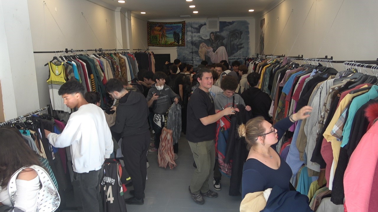 Antalya’da indirimli ikinci el giyim mağazası açılışı yoğun ilgi nedeniyle izdihama dönüştü
Antalya’da indirimli ikinci el giyim mağazası açılışı yoğun ilgi nedeniyle izdihama dönüştü