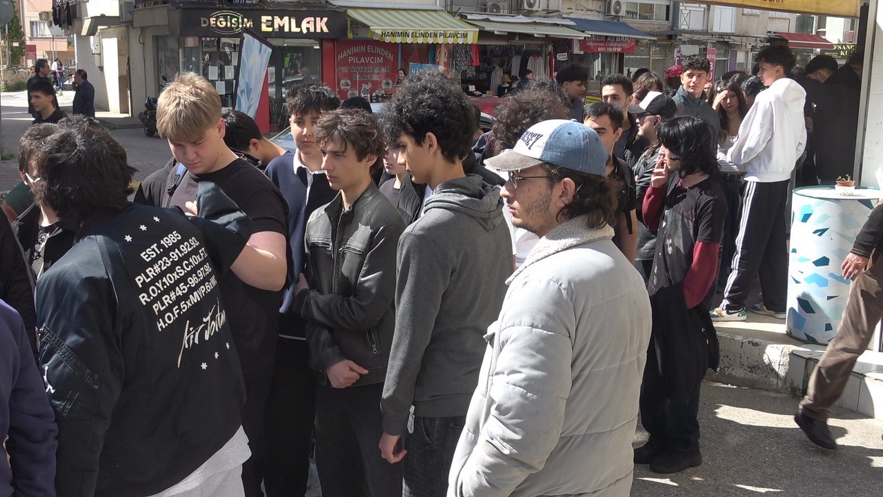 Antalya’da indirimli ikinci el giyim mağazası açılışı yoğun ilgi nedeniyle izdihama dönüştü
Antalya’da indirimli ikinci el giyim mağazası açılışı yoğun ilgi nedeniyle izdihama dönüştü