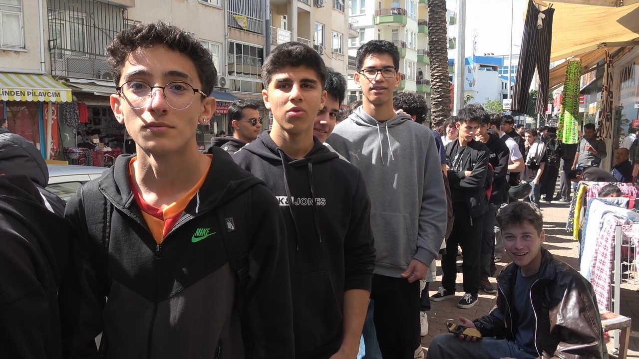 Antalya’da indirimli ikinci el giyim mağazası açılışı yoğun ilgi nedeniyle izdihama dönüştü
Antalya’da indirimli ikinci el giyim mağazası açılışı yoğun ilgi nedeniyle izdihama dönüştü