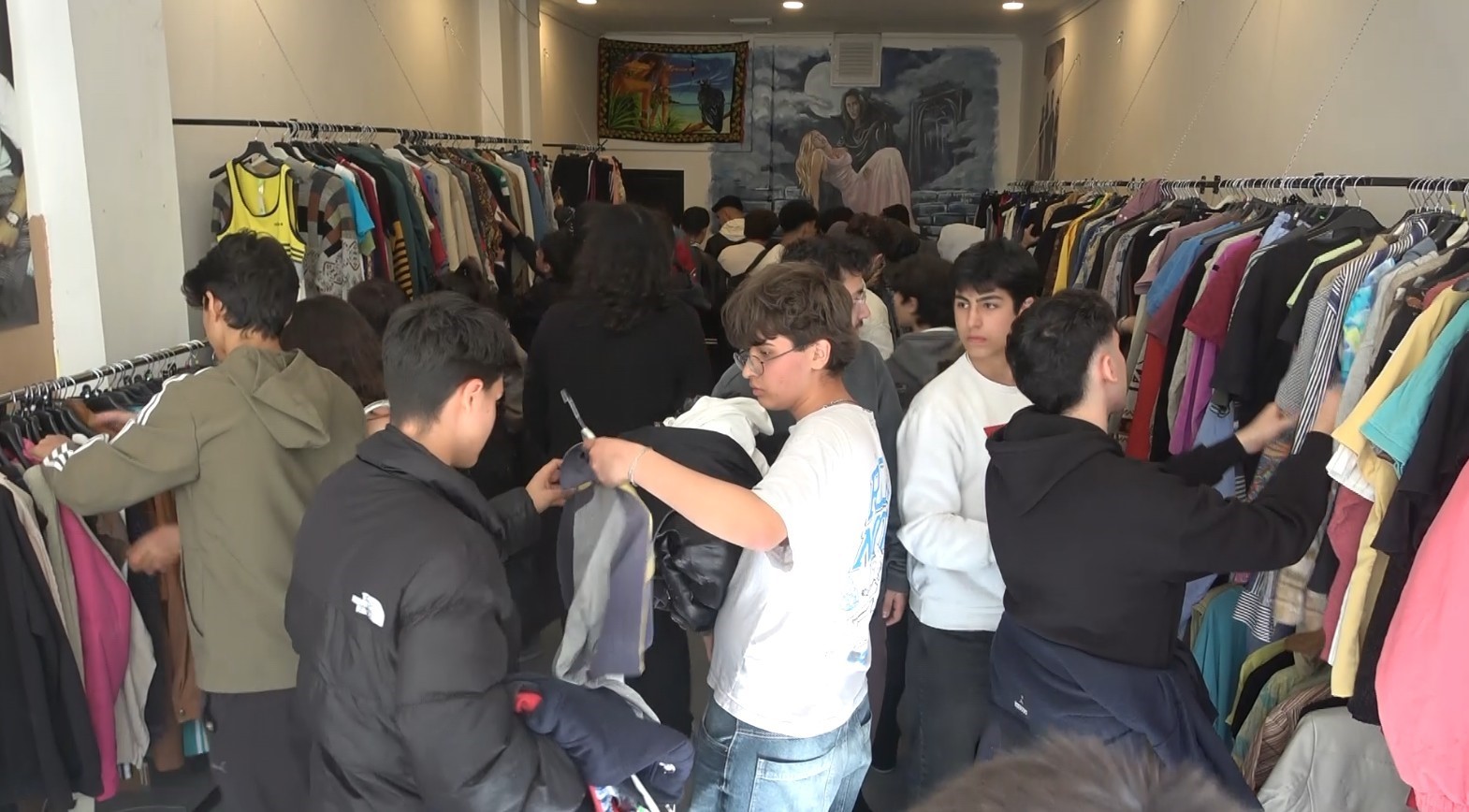 Antalya’da indirimli ikinci el giyim mağazası açılışı yoğun ilgi nedeniyle izdihama dönüştü
Antalya’da indirimli ikinci el giyim mağazası açılışı yoğun ilgi nedeniyle izdihama dönüştü