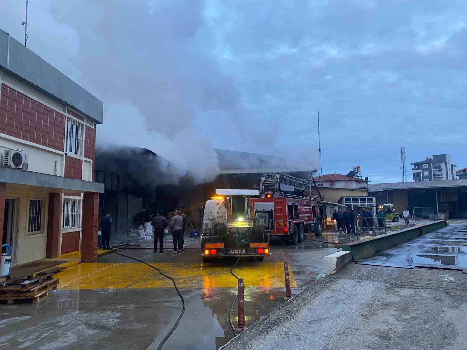 Antalya’da inşaat malzemeleri deposunda yangın
