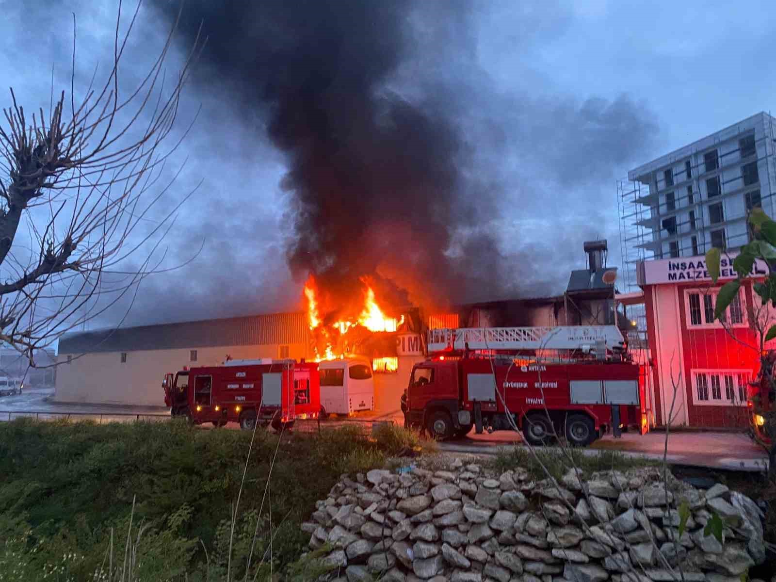 Antalya’da inşaat malzemeleri deposunda yangın
