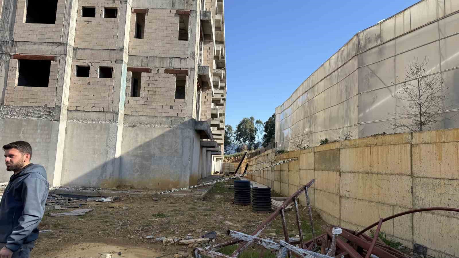 Antalya’da inşaattın 5’nci katından düşen işçi yaralandı
