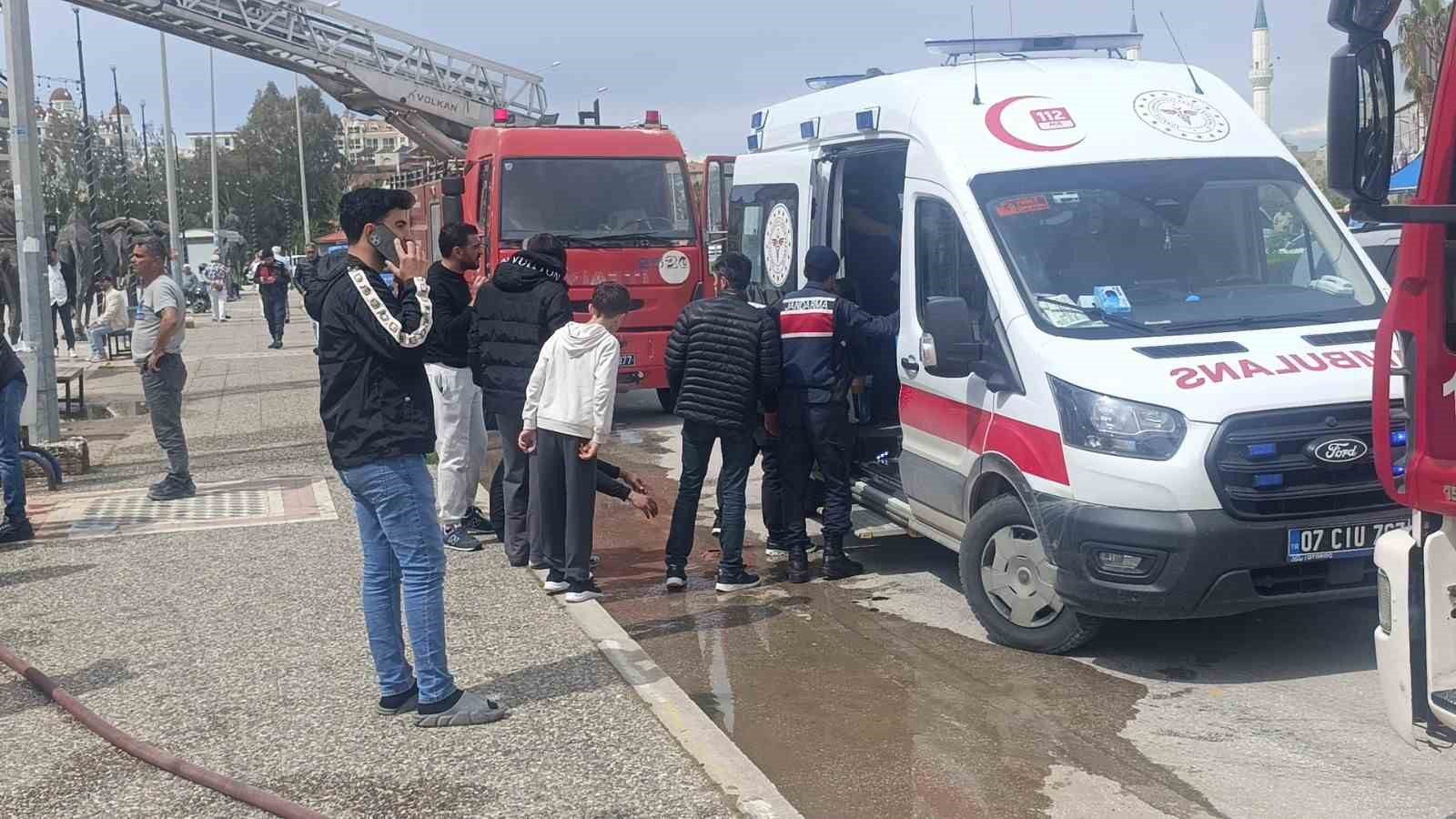 Antalya’da iş merkezinde yangın paniği

