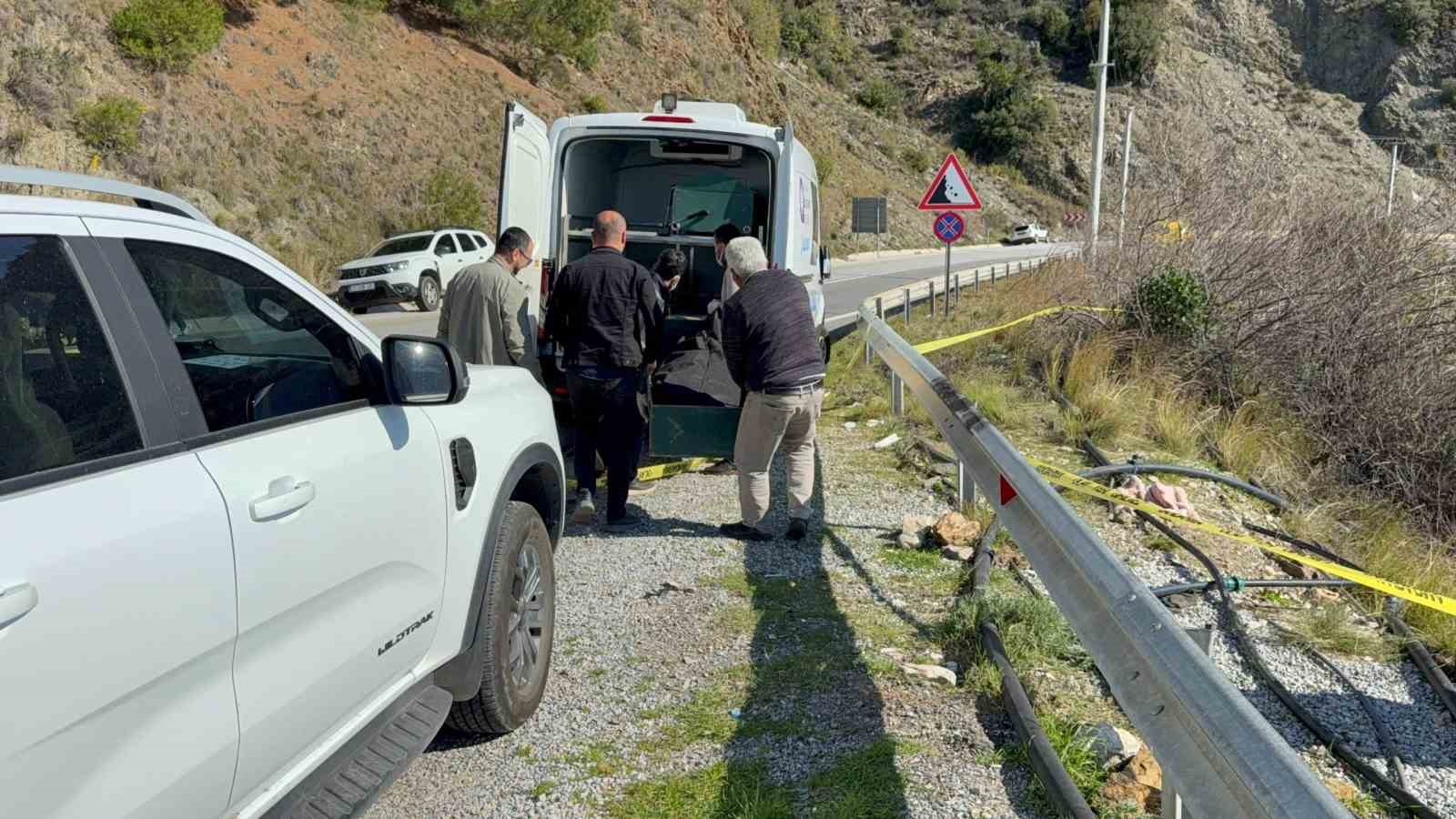 Antalya’da karayolu kenarında kadın cesedi bulundu
