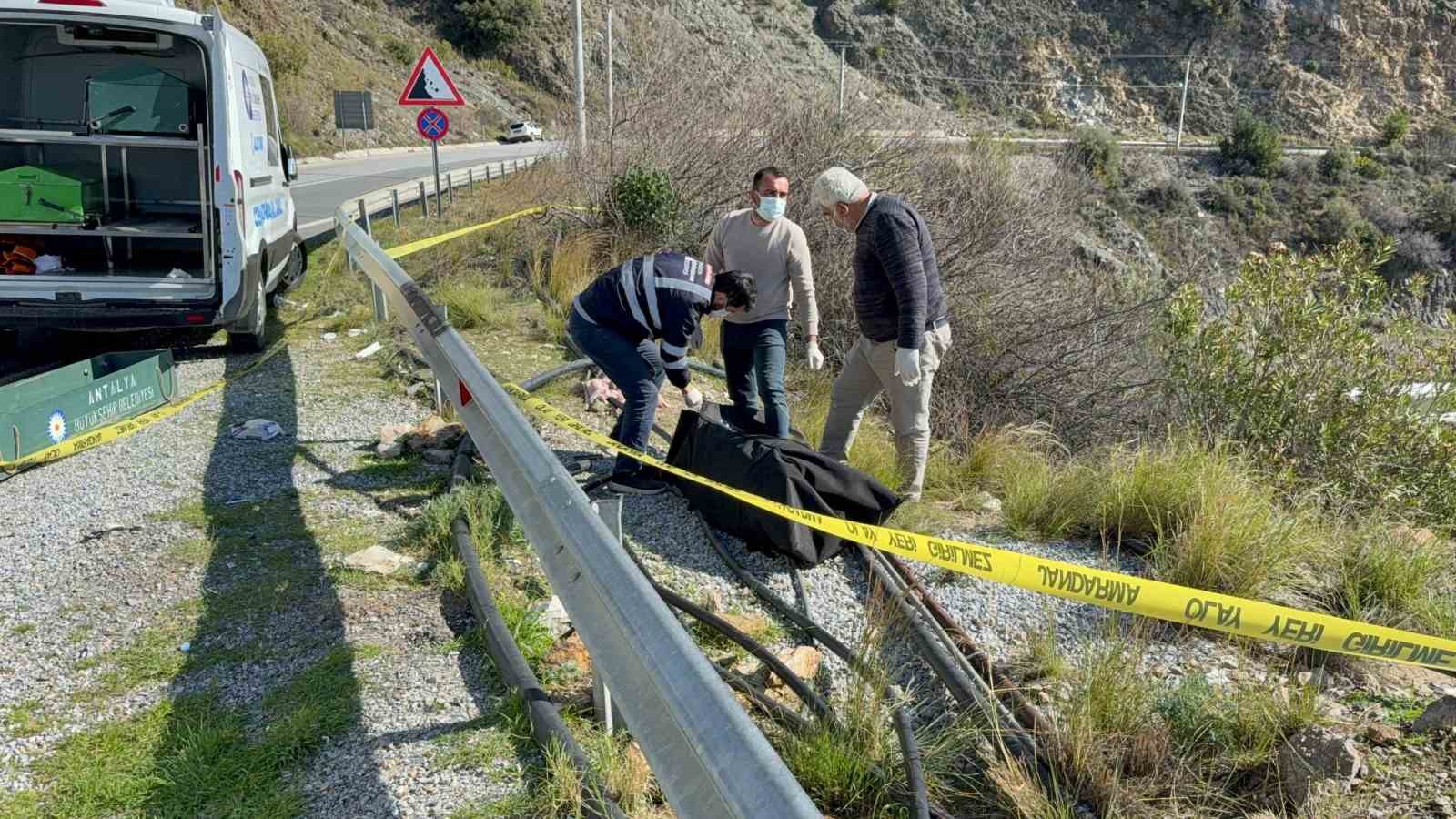 Antalya’da karayolu kenarında kadın cesedi bulundu
