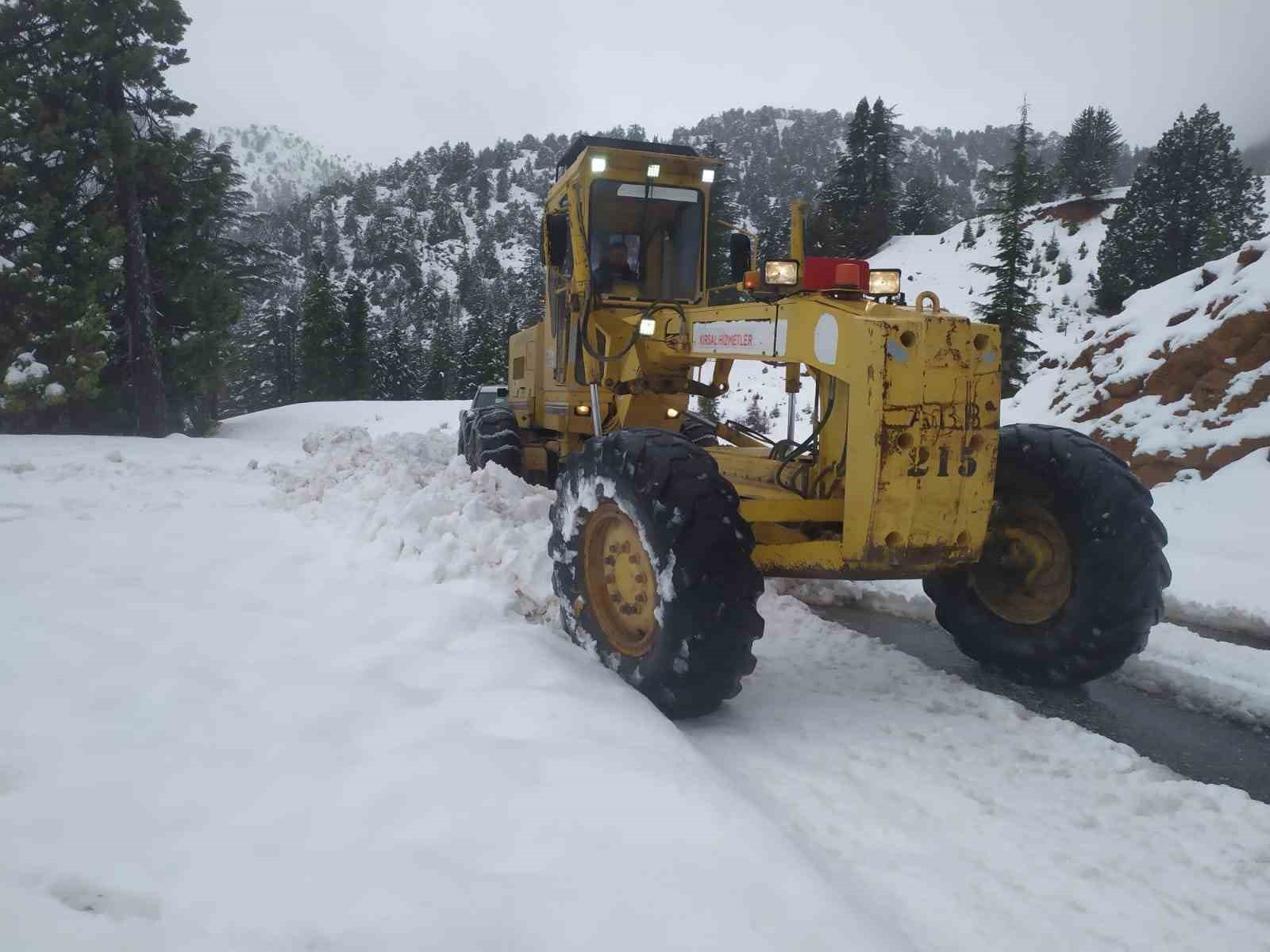 Antalya’da karla mücadele: Yüksek kesimlerde mahsur kalan araçlar kurtarıldı
