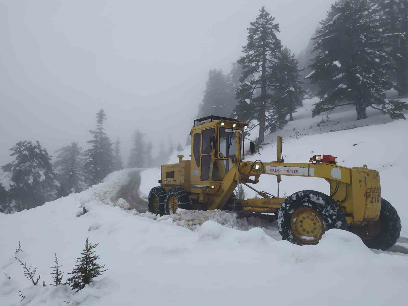 Antalya’da karla mücadele: Yüksek kesimlerde mahsur kalan araçlar kurtarıldı
