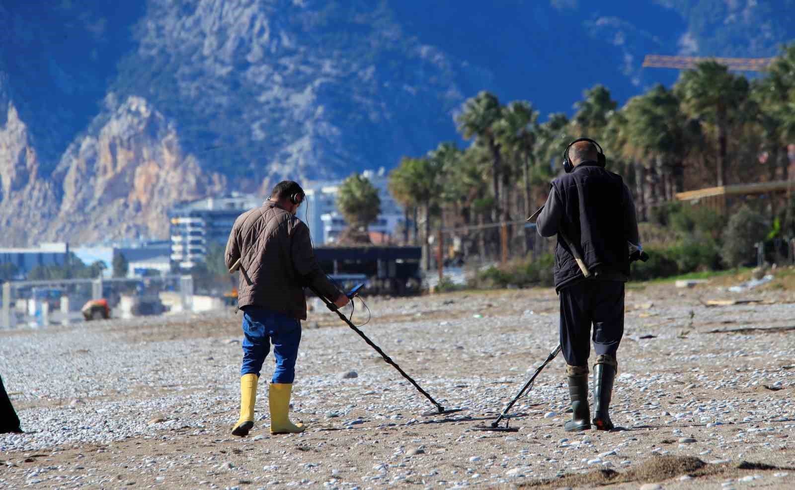 Antalya’da karlı dağların gölgesinde deniz keyfi
