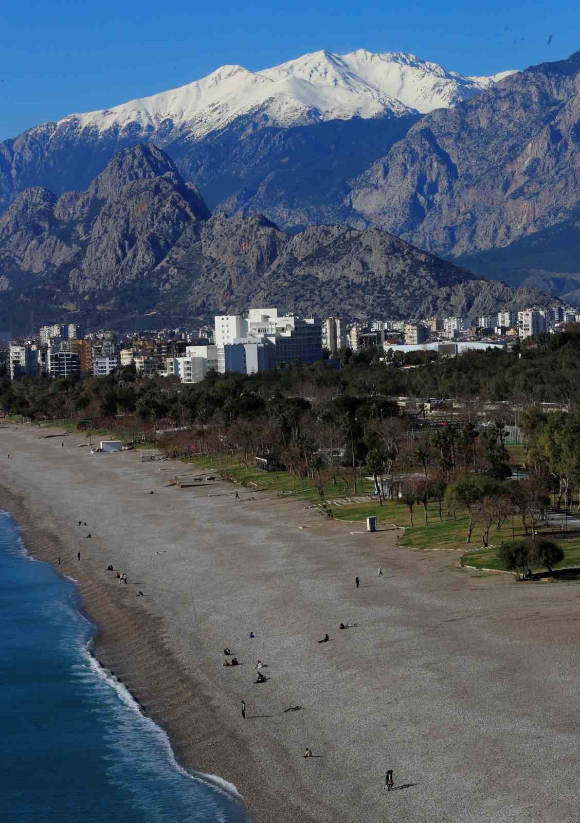 Antalya’da karlı dağların gölgesinde deniz keyfi
