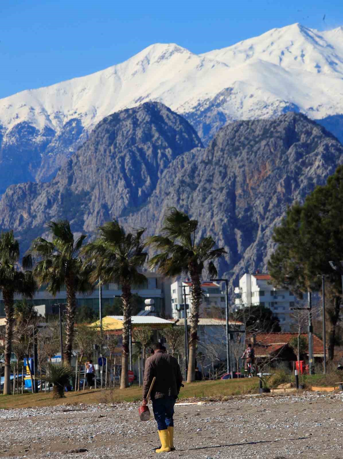 Antalya’da karlı dağların gölgesinde deniz keyfi
