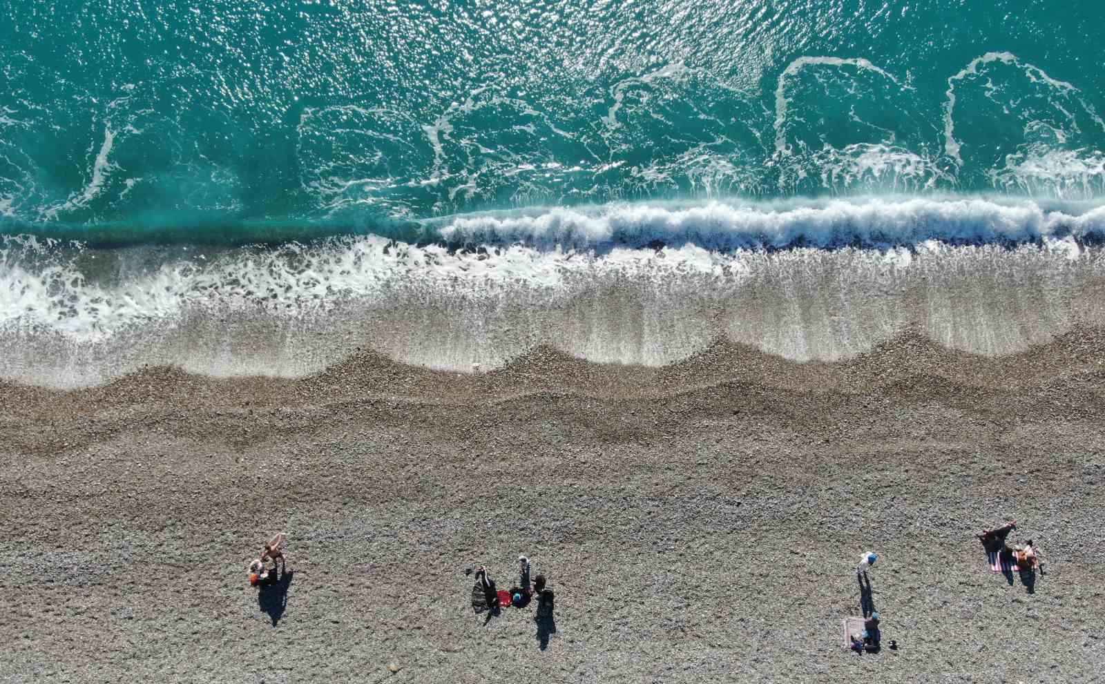 Antalya’da karlı dağların gölgesinde deniz keyfi
